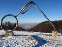 Kunstobjekt Brille im Winter; in der Ferne die Burgruine Hohen Neuffen