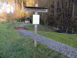 Barfußpfad in der Nähe des Parkplatzes. Es ist ein Parcours mit unterschiedlichen Bodenbelagen (Schotter, Kies, Holz, ...)