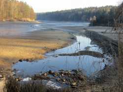 Der große See ist im Dezember 2015 fast leer (Niedrigwasser). Es ist beeindruckend, wie groß er ist.