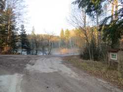 Der Wanderweg auf der anderen Uferseite führt geradeaus bis zu einer kleinen Wegkreuzung. Hier ist die kleine Staumauer, die den kleinen vom großen See trennt. Rechts am Weg gibt es noch eine Infotafel über den Wald.