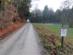 Der kombinierte Wander- und Radweg führt an einer Wiese mit Grill- und Kinderspielplatz vorbei.