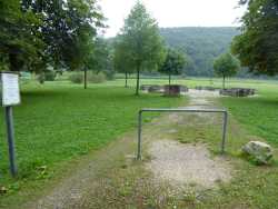 unterhalb der Höhle