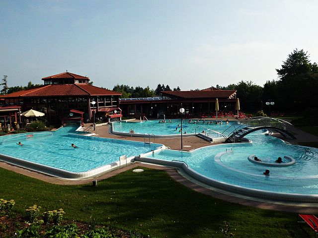 Blick auf die drei Außenbecken der Sonnenhof Therme Bad Saulgau (vom Restaurant aus)