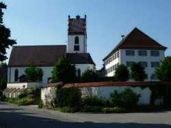 Blick auf die Kirche und das ehemalige Kloster in Moosheim