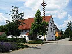Dorfgemenschaftshaus in Bondorf - Im Hintergrund der Maibaum. Kultur pur.