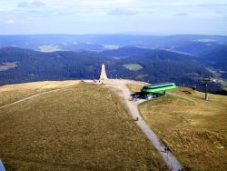 Ausblick vom Fernsehturm auf dem Gipfel des Seebuck. Am Fuße sieht man das Bismarckdenkmal und die Bergstation. 