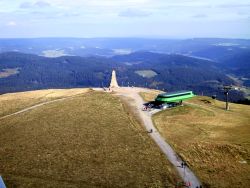 Ausblick vom Fernsehturm auf dem Gipfel des Seebuck. Am Fuße sieht man das Bismarckdenkmal und die Bergstation.
