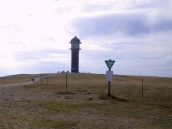von der Bergstationkommend sieht man sofort den Fernsehturm auf dem Gipfel des Seebucks. Der Weg dorthin ist eben und ein Schild weist auf das Naturschutzgebiet hin.