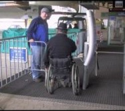 an der Talstation: ein Rollifahrer will mit der Kabine auf den Gipfel des Seebucks fahren. Ein Mitarbeiter der Bergbahn hilft.