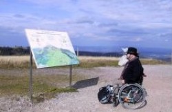 Infotafeln auf dem Gipfel des Seebucks sind auch für Rollifahrer einsehbar. Die Wege sind barrierefrei.