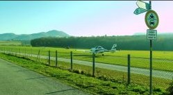 vom Radweg Richtung Dettingen entlang dem Segelflugplatz Hahnweide. Im Vordergrund ein Segelflugzeug und im Hintergrund die Burg Teck.