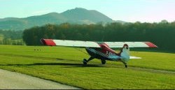 Segelflugplatz Hahnweide mit Segelflugzeug. Im Hintergrund ist die Burg Teck zu sehen.