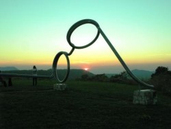 Kunstobjekt Brille bei Sonnenuntergang