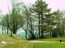 Heidengraben am Tor Seelenau im Winter. Das Tor zwischen den beiden Hügeln ist gut erkennbar.