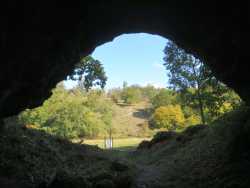 Blick aus der Bärenhöhle hinaus auf den Wanderweg und dsa Lonetal