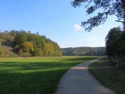 noch etwa 100 m bis zum Hohlenstein auf der rechten Seite. Der Wanderweg ist eben und führt auf der rechten Seite der Lone.