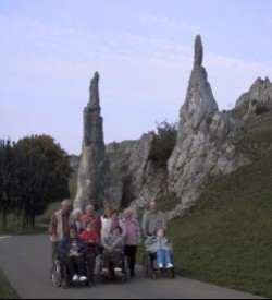 Die steinernen Jungfrauen im Eselsburger Tal. Davor sind Mitgliedsfamilien des KBV Ostwürttemberg mit ihren Kindern im Rollstuhl