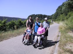 mit dem Rollstuhl unterwegs auf dem Weinwanderweg zur Heuchelberger Warte