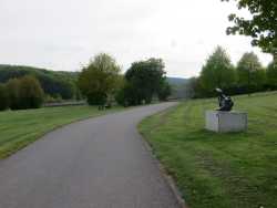 Der Weg durch die Liegewiese wird gesäumt von Skulpturen. Der Weg ist eben und gut berollbar.