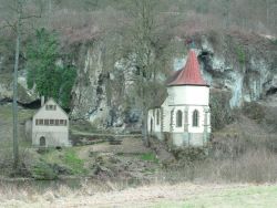 Vom Parkplatz an der B 19 aus gibt es einen tollen Blick auf die Kapelle St. Wendel zum Stein und die Höhlen im Tuffsteinfelsen