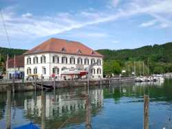 altes Zollhaus Ludwigshafen, direkt am See, heute Rathaus und Tourist-Info