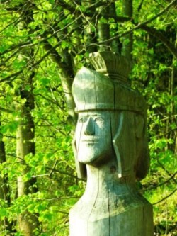 Holzskulptur eines römischen Legionärs