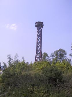 Blick auf den Aussichtsturm Hohen Warte.