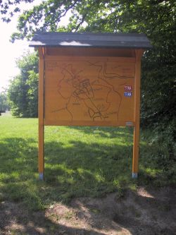 Übersichtstafel mit den Rundwegen um Pforzheim-Hohenwart. Die Tafel befindet sich am Parkplatz (Waldrand).