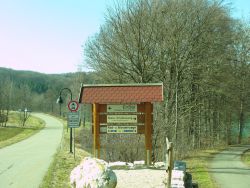 Direkt am Parkplatz teilt sich der Weg. Links geht es zum EnBW-Krafthaus. Der rechte Weg führt direkt zum See und der Staumauer. Eine Infotafel gibt Auskunft, wo es lang geht.