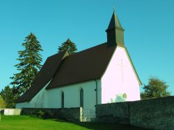 Stephanus-Kirche in Gruorn. Von weitem leuchtet das weiße Gotteshaus und weist den Wanderern den Weg