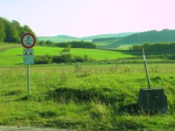 inmitten der unberührten Alblandschaft stehen Hinweisschilder und verweisen darauf, dass Wege gesperrt sind (Lebensgefahr)