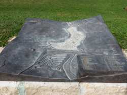 am Staudamm (Südufer) befindet sich ein Relief mit dem See und seiner Umgebung zum Fühlen. 