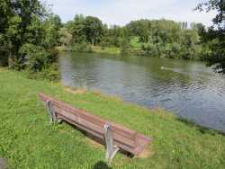 fast umrundet. Am Westufer laden Sitzbänke zum Ausruhen und zum Blick über den See ein.