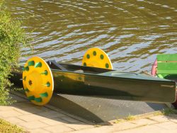 mit einem Amphibienboot können auch Rollstuhlfahrer den See vom Wasser aus erleben.