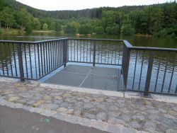 von der Staumauer gibt es Aussichtsplattformen, die in den See ragen und einen guten Blick über den Waldsee verschaffen. Ein Geländer sichert alles ab.