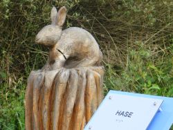 Tierskulptur Hase aus Holz zum Sehen, Fühlen, Bestaunen