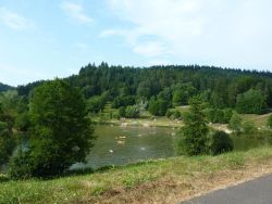 Blick auf den Diebachsee bei Fichtenberg. Bei sonnigen Wetter lädt er zum Baden ein.