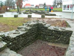 Mauerreste des Kastells zwischen der Waldhalle und der Schule