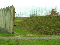 Limesnachbau am Ortseingang von Mainhardt direkt neben der B 14: Zu sehen sind Palisade - Graben - Wall