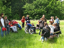 Foto: Die Wandergruppe hat ein Plätzchen zum Rasten gefunden.